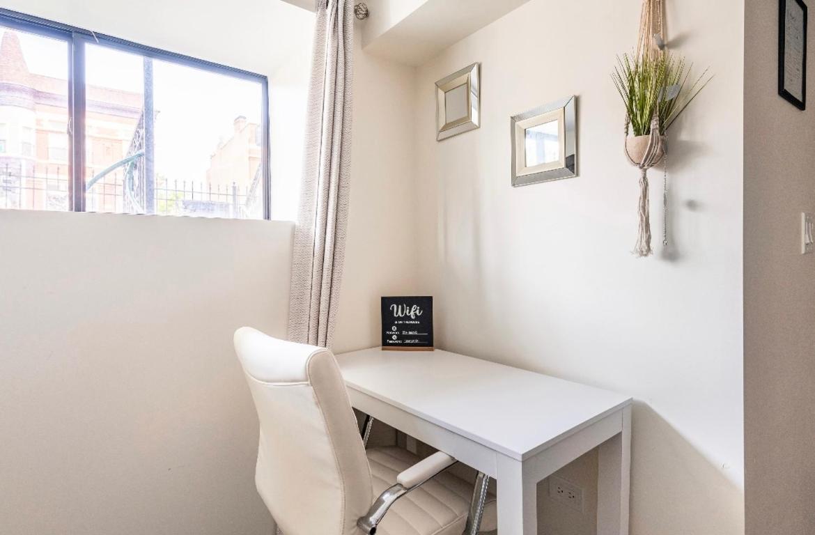 Cozy 2 Brm Apartment Mins Away From United Center Чикаго Екстер'єр фото