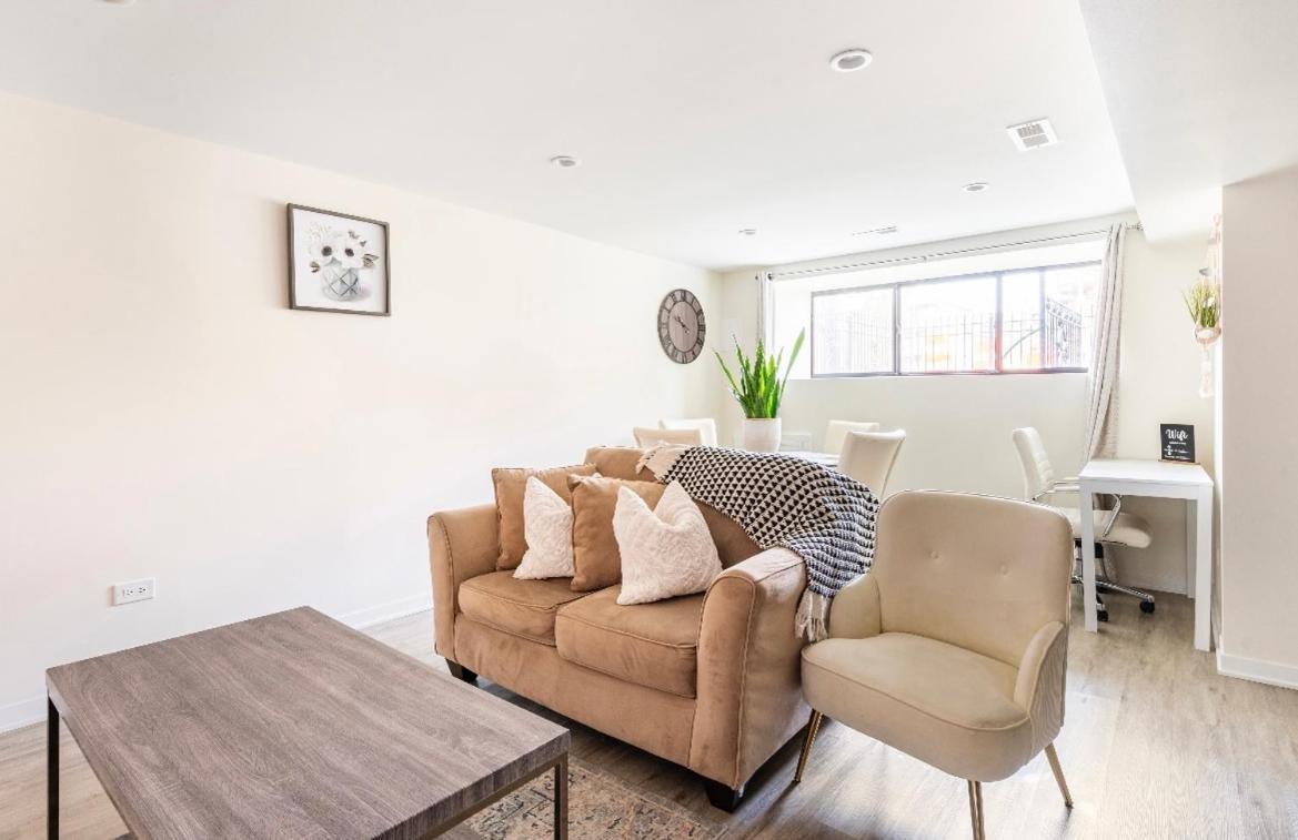Cozy 2 Brm Apartment Mins Away From United Center Чикаго Екстер'єр фото