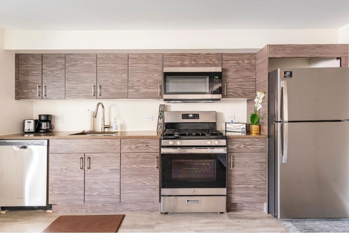 Cozy 2 Brm Apartment Mins Away From United Center Чикаго Екстер'єр фото