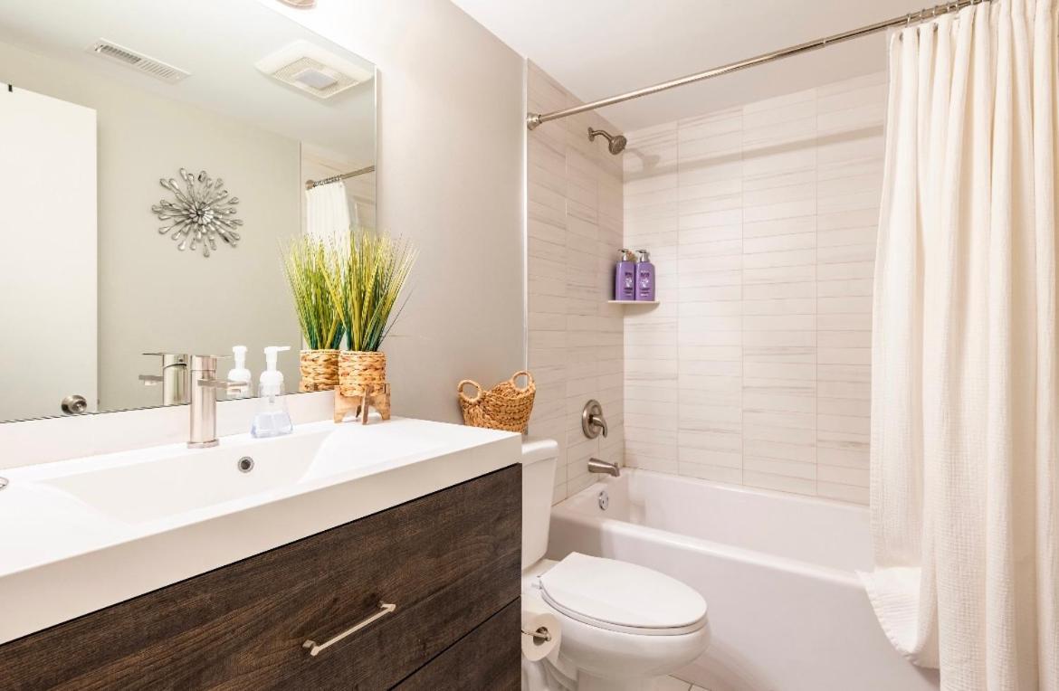 Cozy 2 Brm Apartment Mins Away From United Center Чикаго Екстер'єр фото