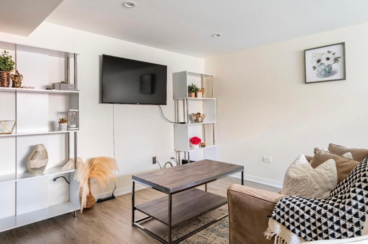 Cozy 2 Brm Apartment Mins Away From United Center Чикаго Екстер'єр фото