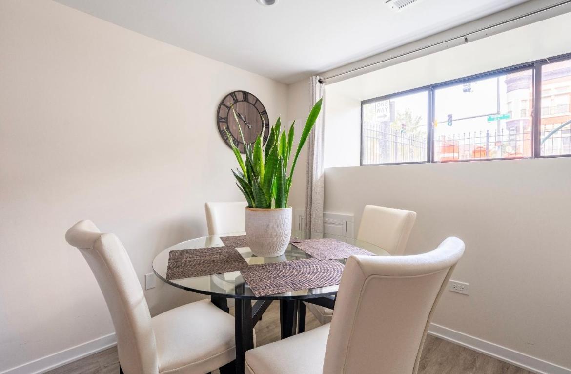 Cozy 2 Brm Apartment Mins Away From United Center Чикаго Екстер'єр фото